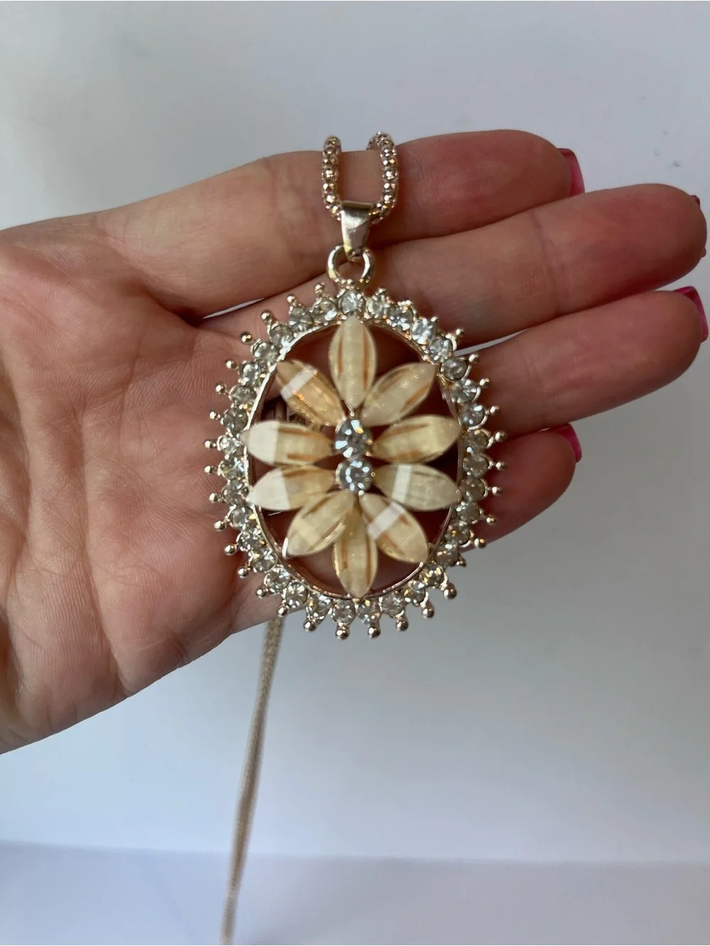 Betsey Johnson Gold Tone Flower Pendant Necklace NWT